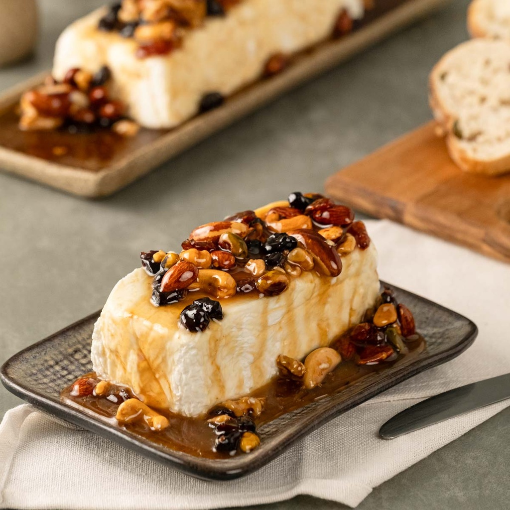 Terrine de queijo de cabra com caramelo de nuts picantes Padaria Vianney
