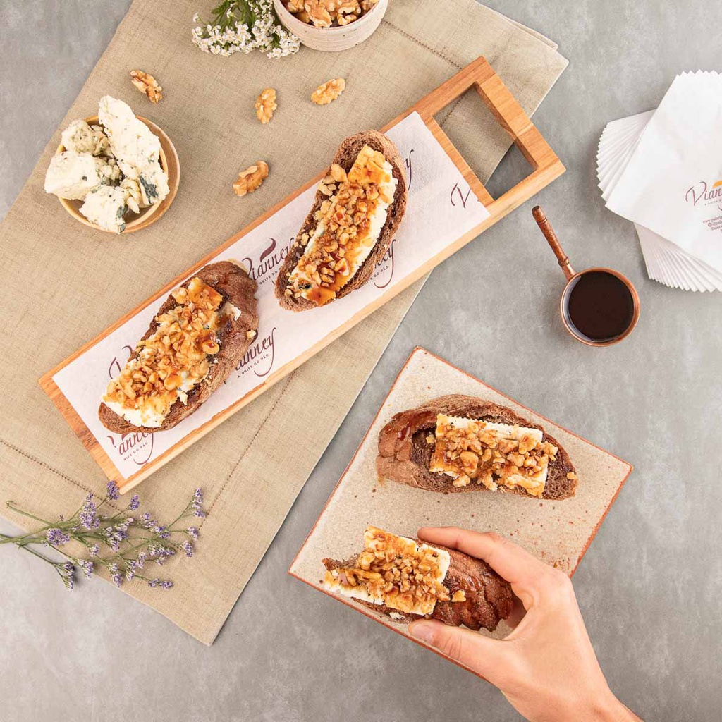 Bruschetta de Gorgonzola com Nozes e Mel de Figo no Pão Australiano