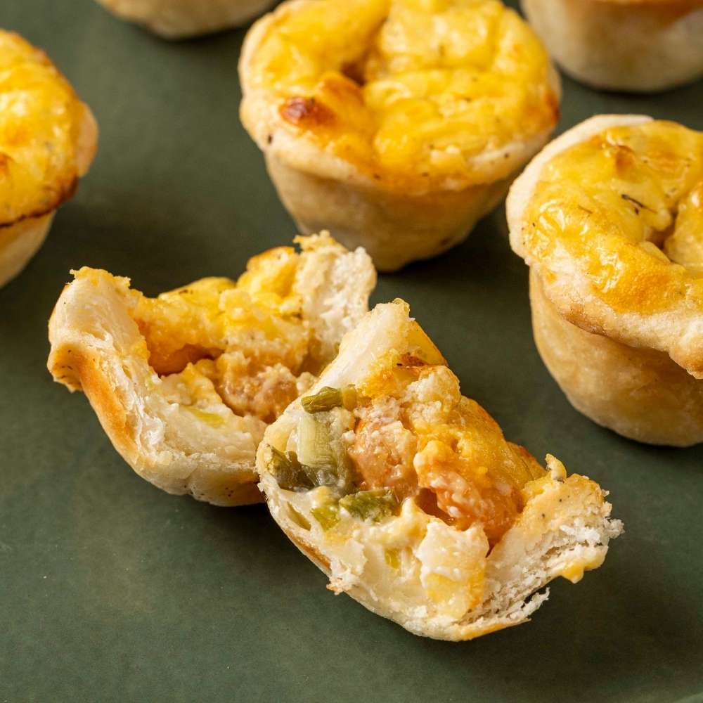 Mini Quiche Folhada de camarão, alho poró e catupiry