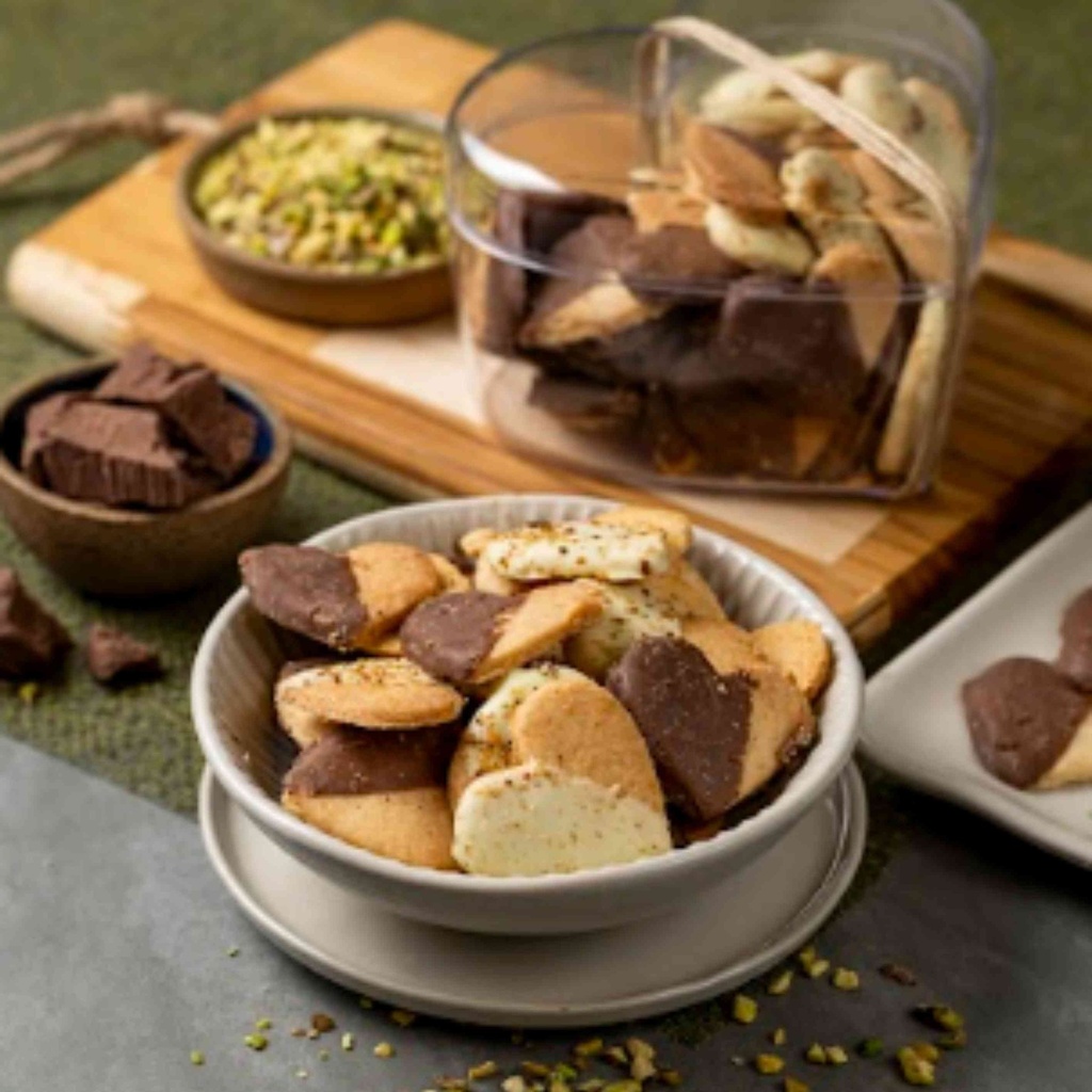 Caixa de Coração com Biscoitos Amanteigados Glaçados Sortidos