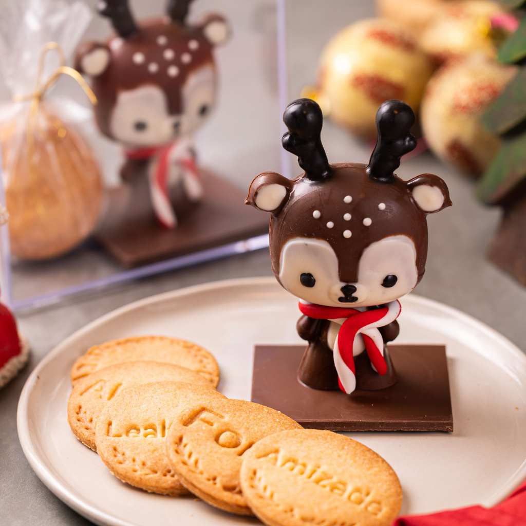 Rena de chocolate com biscoitos amanteigados