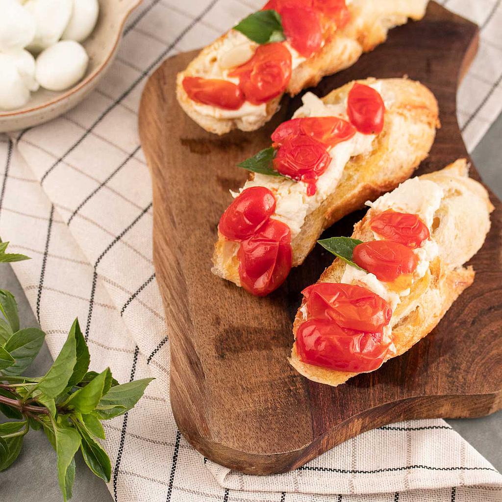 Bruschetta de Burrata com Tomate Confit e Manjericão