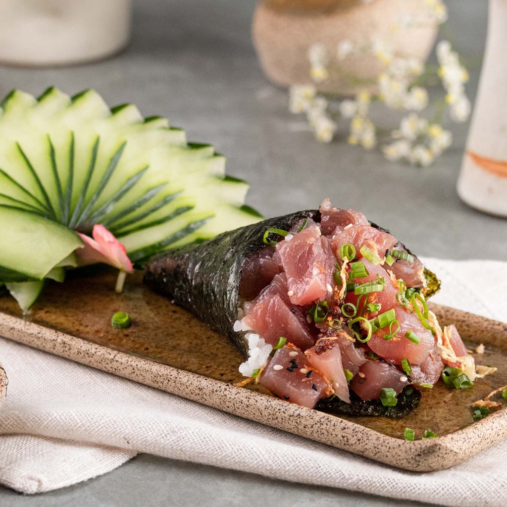 Temaki de Atum com Crispy de Gengibre, Gergelim e Cebolinha ( 1 Un.)