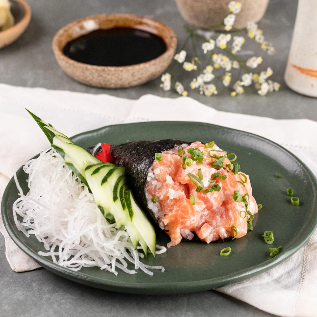 Temaki de Salmão e Camarão Empanado/ Cream Cheese/ Cebolinha (1 Un.)