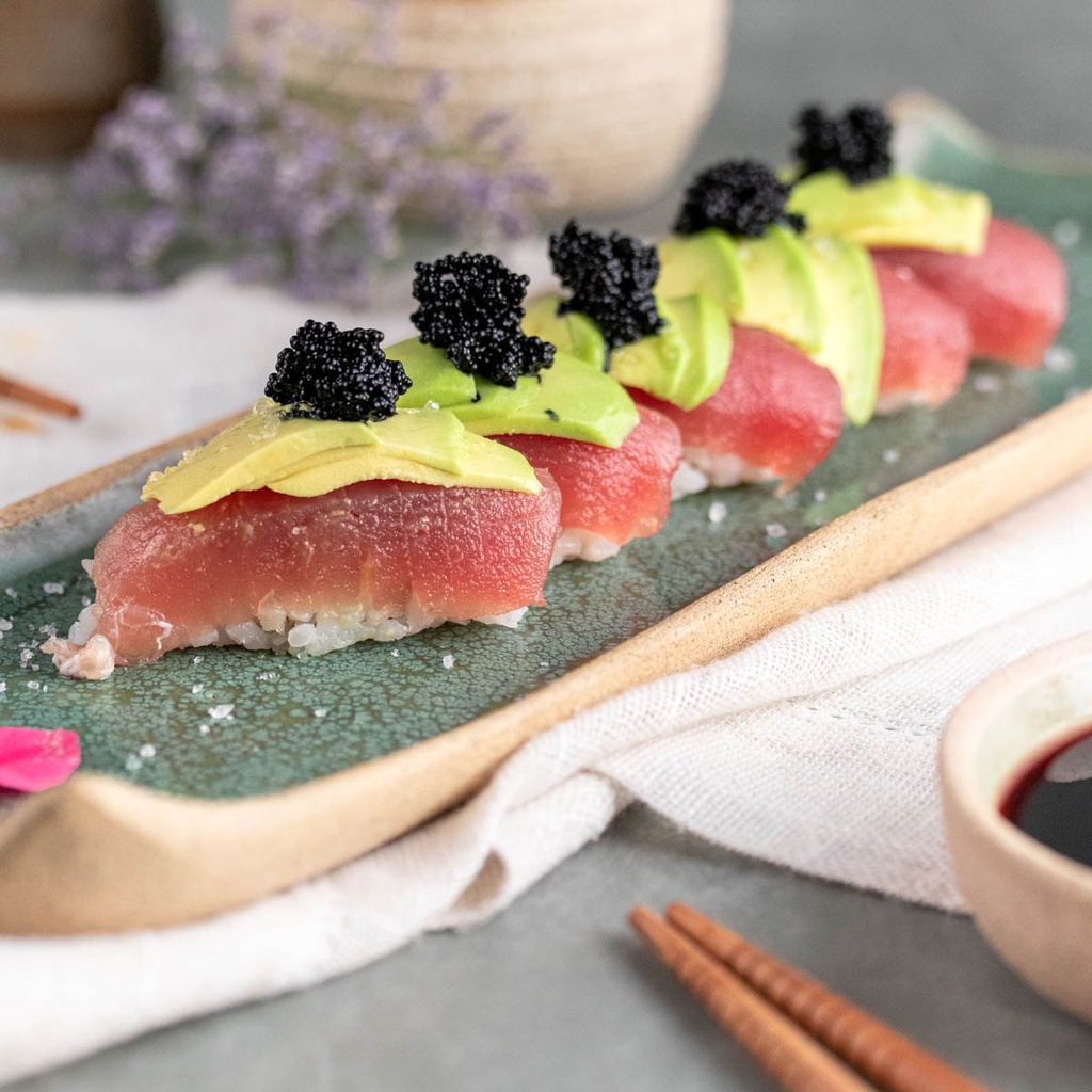 Niguiri de Atum com Escama de Avocado e Ovas Negras  6 unidades