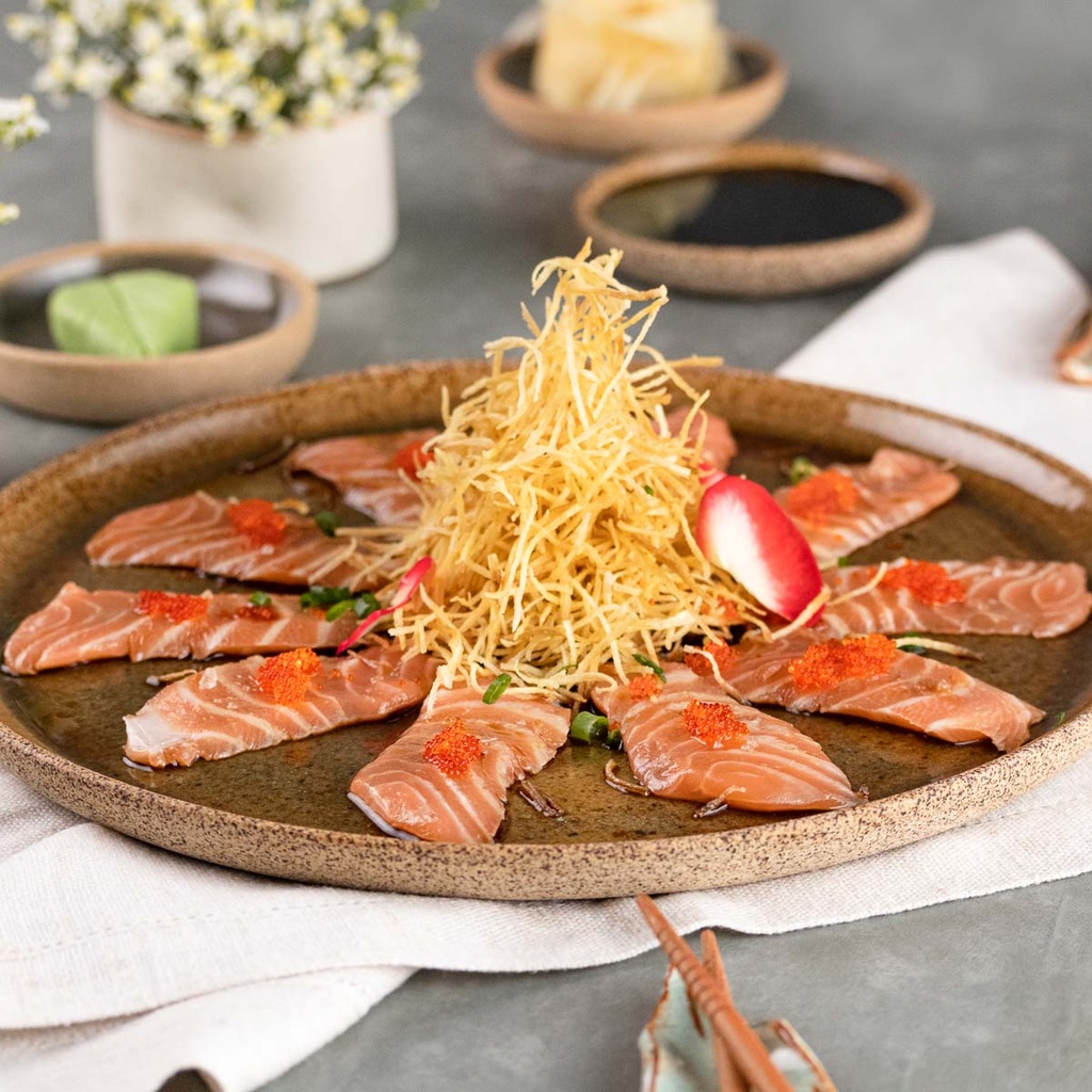 Carpaccio de Barriga de Salmão e Crispy de Batata Doce