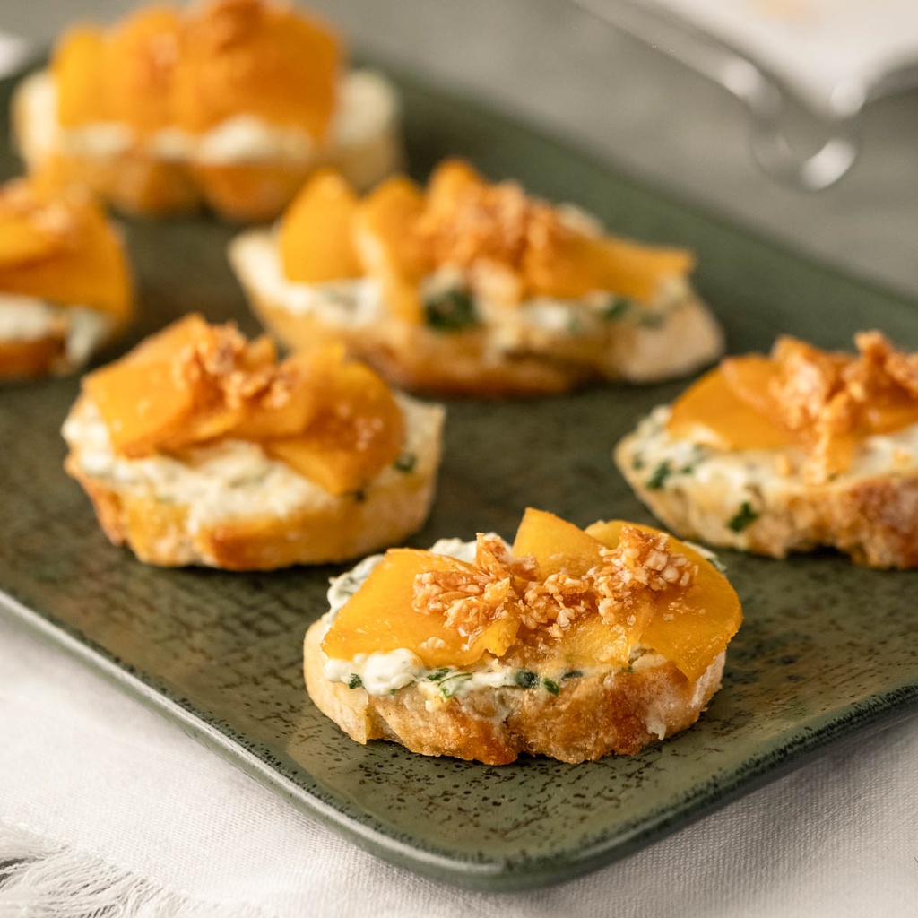 Canapé de gorgonzola com espinafre, pêras caramelizadas e praliné crocante