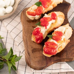 [097229] Bruschetta de Burrata com Tomate Confit e Manjericão