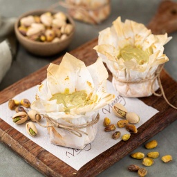 Mini cheesecake basca com calda de pistache