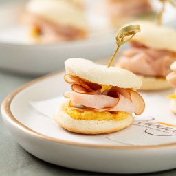 [114753] Mini Sanduíche de Pão Sírio, Pasta de Damasco com Laranja, Lombinho e Rúcula