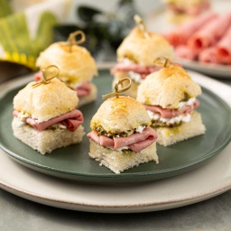 [114764] Mini  Sanduíche Focaccia,Pesto de Pistache,pasta de Queijo Fresco e Mortadela