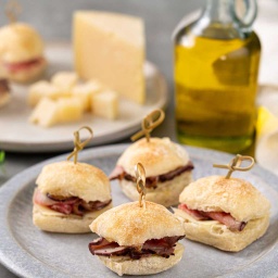 [114748] Mini Sanduíche Ciabatta com Rosbife, Queijo Gruyere e Maionese de Alho