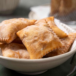 Mini Pastel Frito de Banana com Doce de Leite