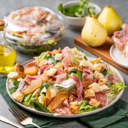 Salada de pêra, gorgonzola e pralinê